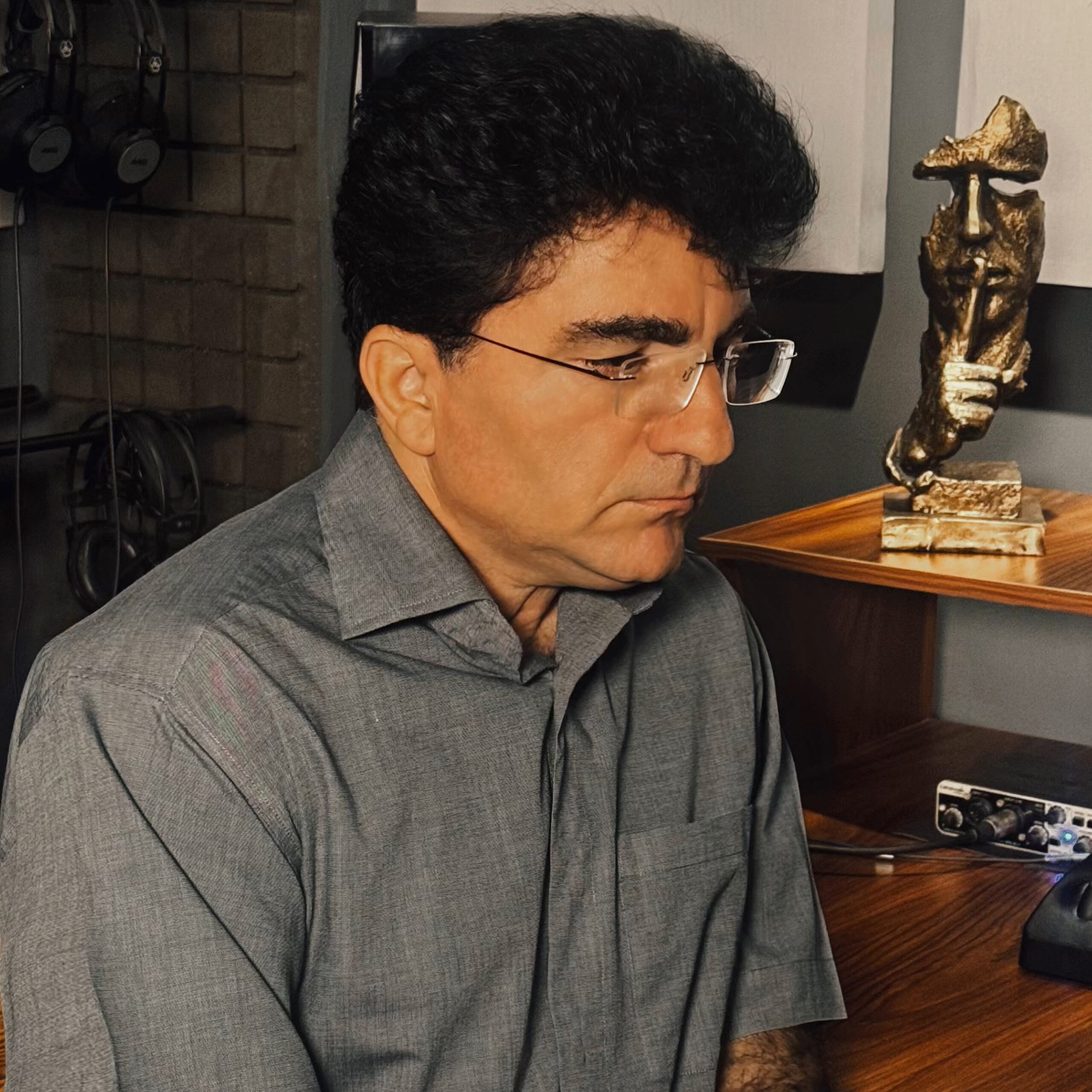 دانلود آهنگ بنام غریبی یار با صدای محمود شریفی دانلود آهنگ بنام غریبی یار با صدای محمود شریفی